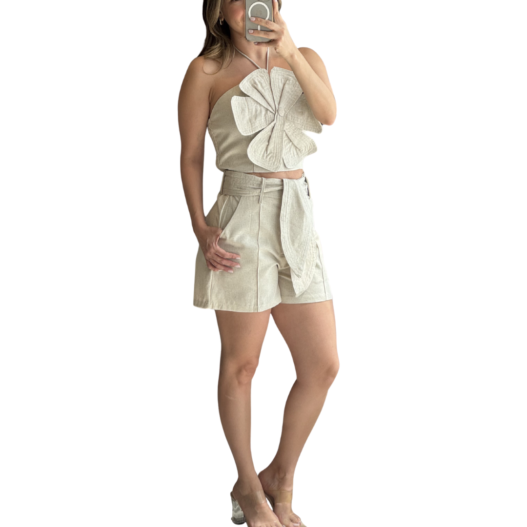 SET TOP Y SHORT TIPO LINO CON FLOR BEIGE