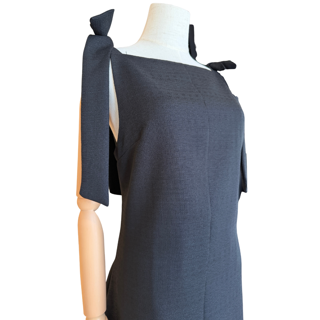 VESTIDO CORTO NEGRO CON MOÑOS EN HOMBRO