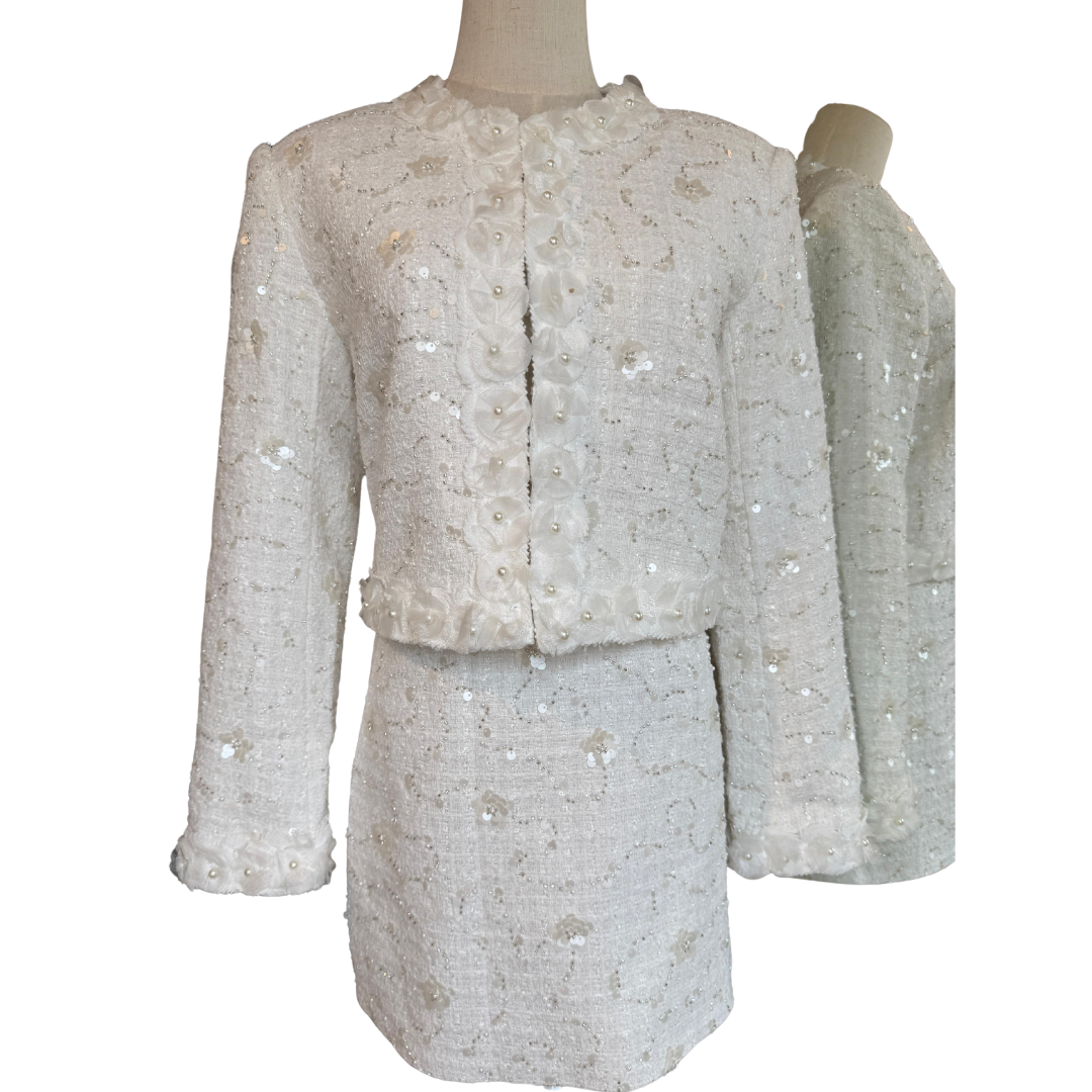 SET BLAZER Y FALDA BLANCO FLORAL CON BRILLOS Y PERLAS