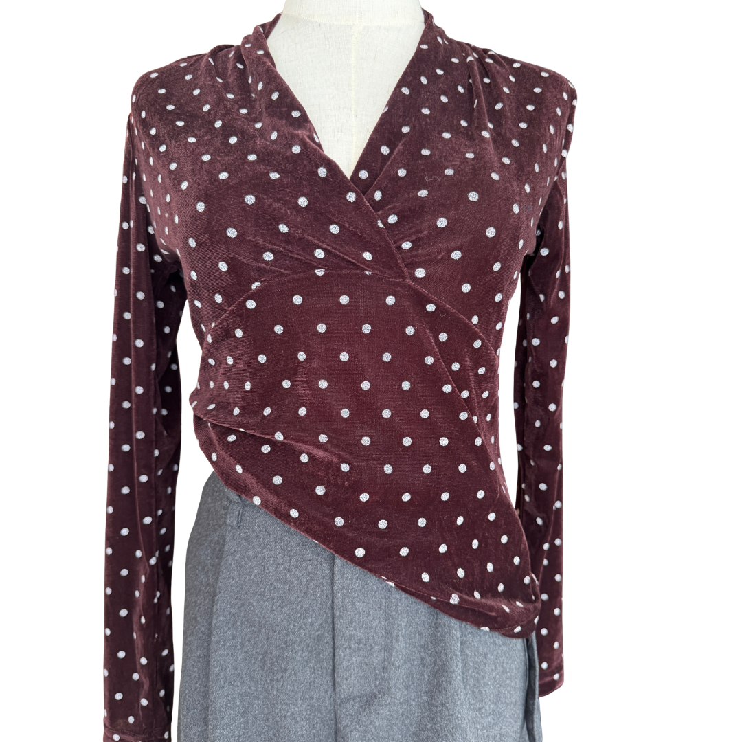 BLUSA VINO PUNTOS GAMUSA