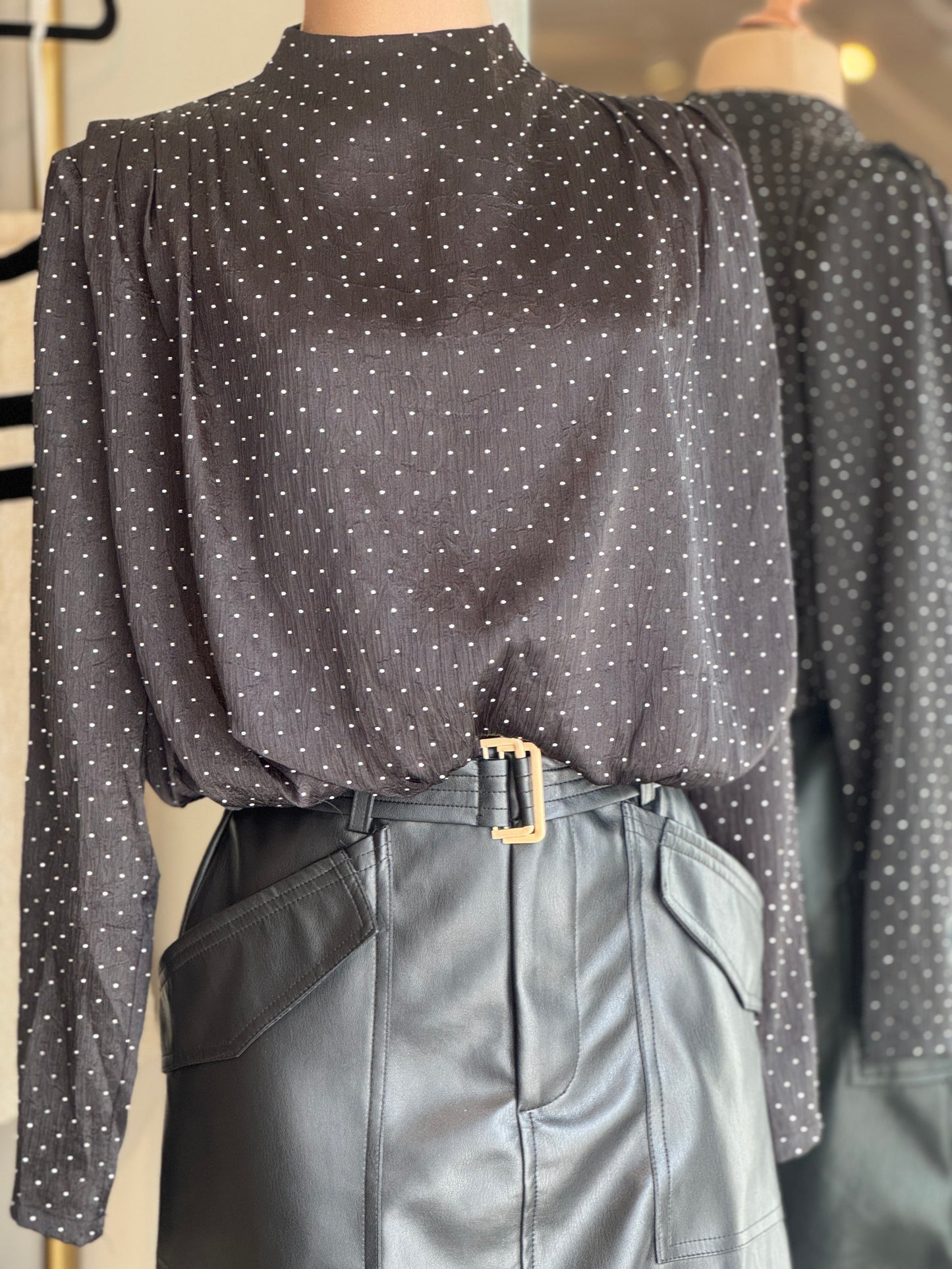 BLUSA MANGA LARGA CON BRILLOS NEGRA