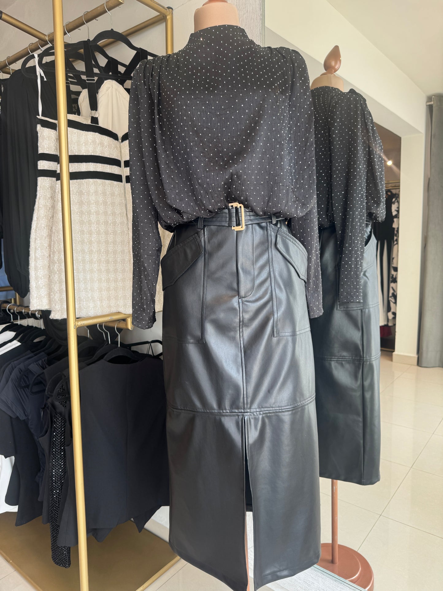 BLUSA MANGA LARGA CON BRILLOS NEGRA