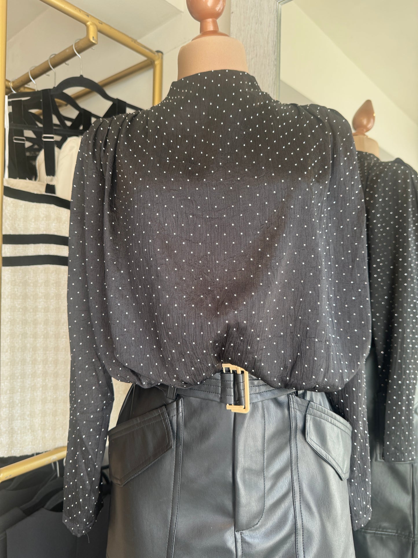 BLUSA MANGA LARGA CON BRILLOS NEGRA