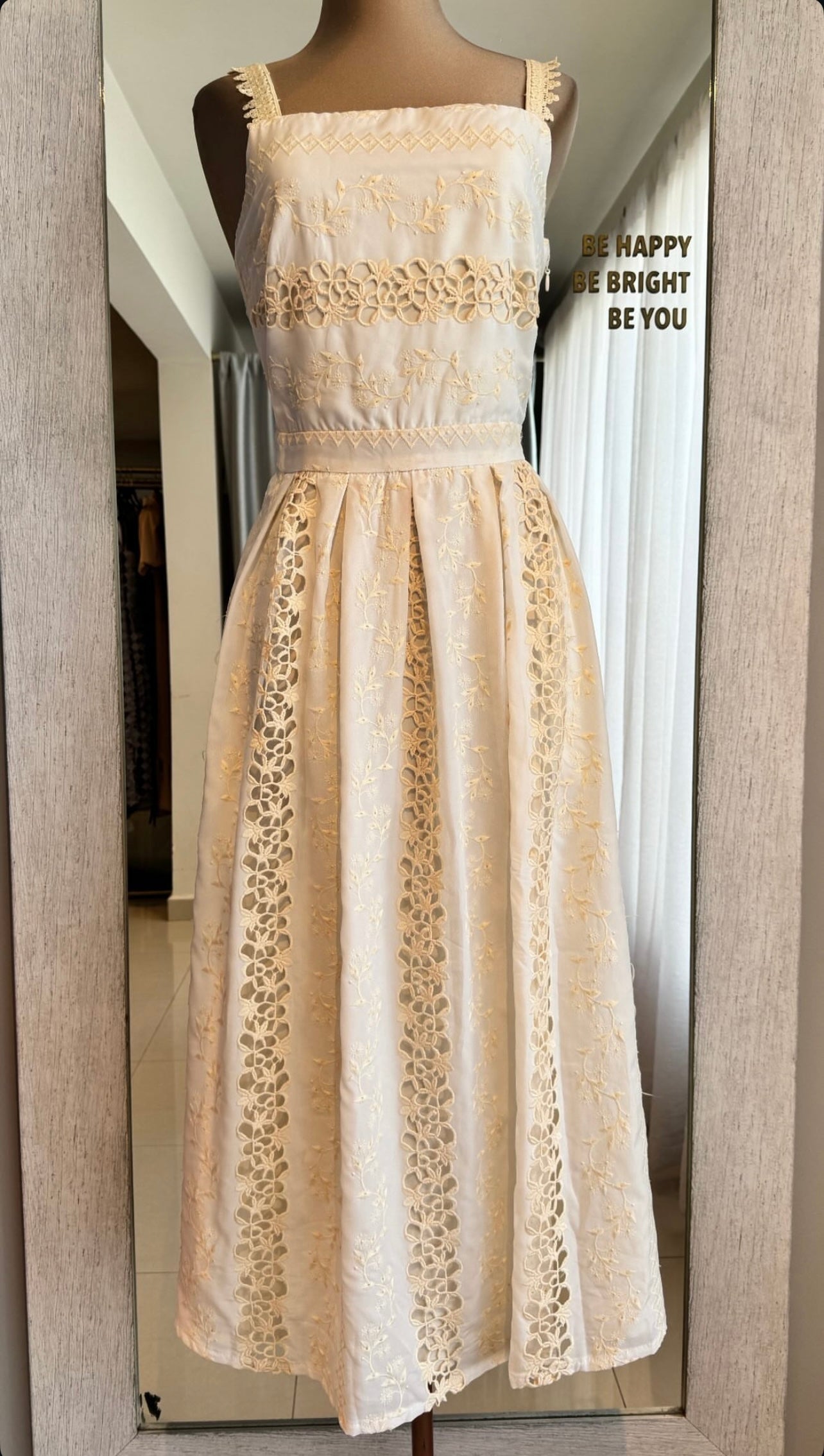 VESTIDO MIDI BEIGE CON BORDADO Y LAZO EN LA ESPALDA