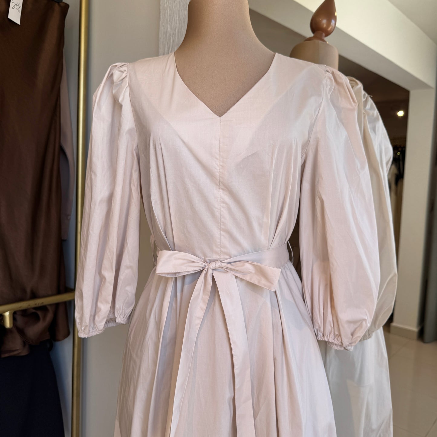 VESTIDO MIDI BEIGE CON MANGA ABULLONADA