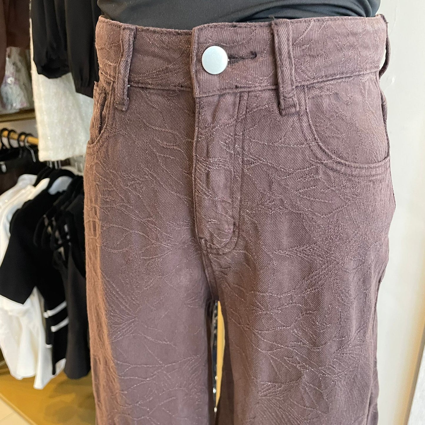 PANTALÓN DENIM CAFÉ BORDADO CON FLORES