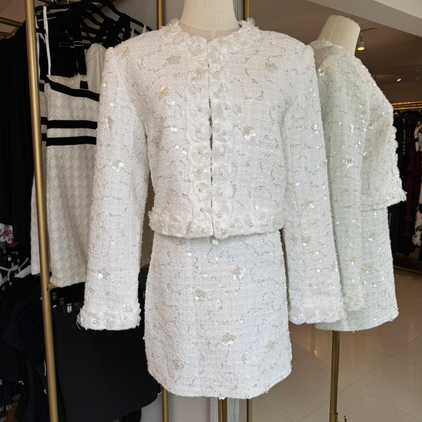 SET BLAZER Y FALDA BEIGE FLORAL CON BRILLOS Y PERLAS