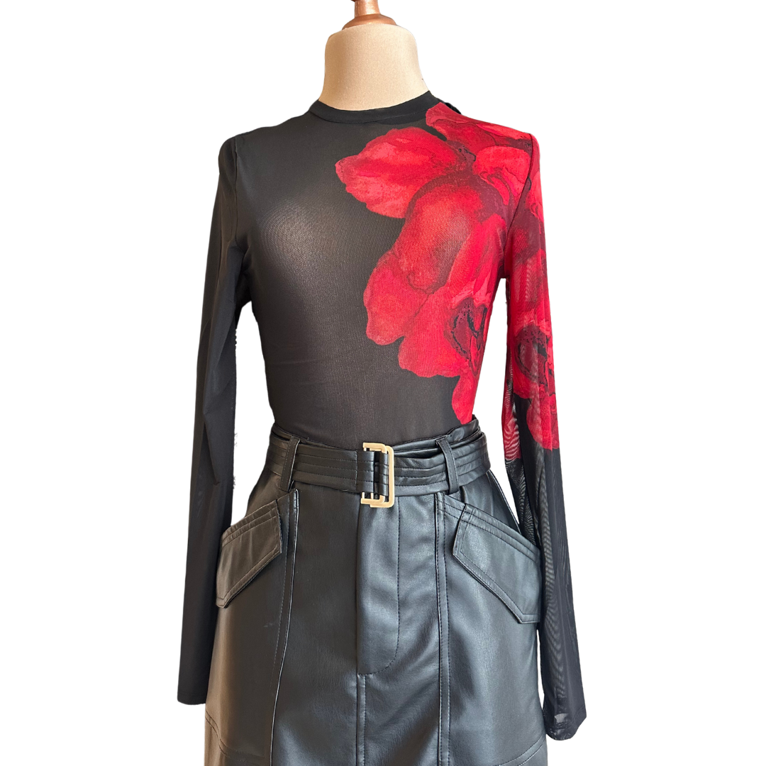 BLUSA MANGA LARGA CON FLOR ROJA DE MESH