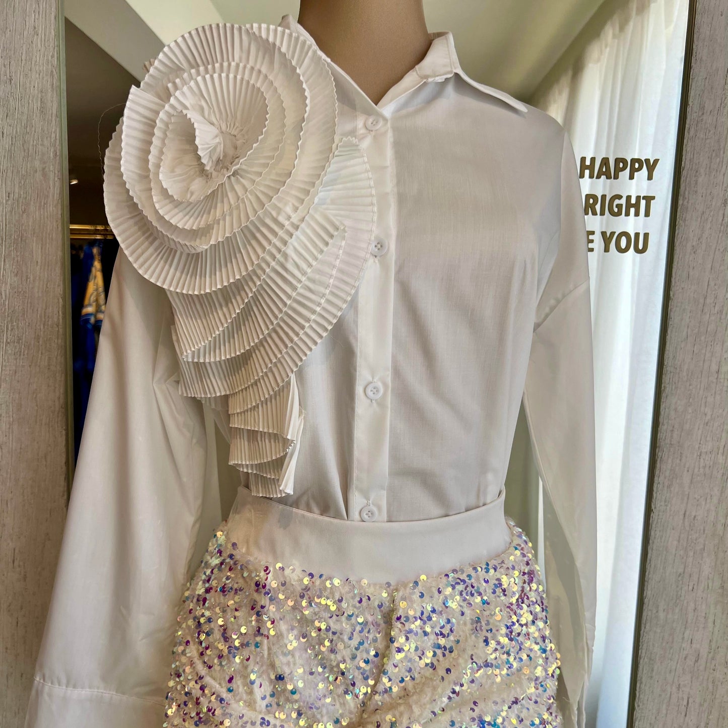 BLUSA BLANCA DE MANGA LARGA DE BOTONES CON UNA FLOR