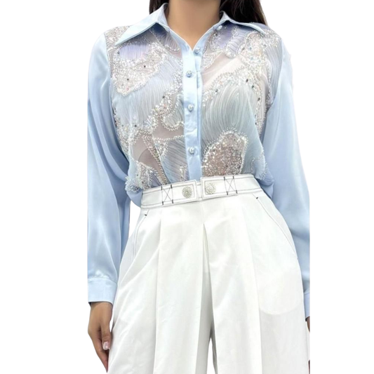 CAMISA CELESTE CON APLICACIONES DE BRILLO