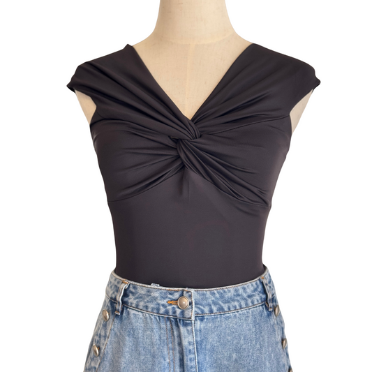 BLUSA NEGRA SIN MANGA CON FRENTE CORRUGADO