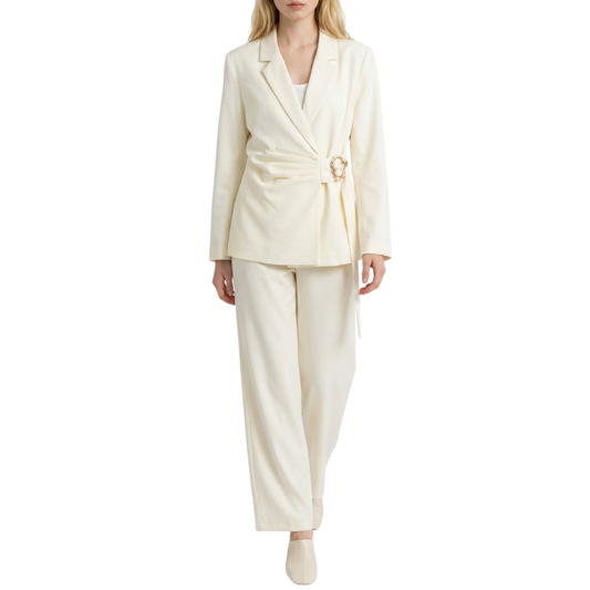SET PANTALÓN Y BLAZER BLANCO CON DETALLE DORADO