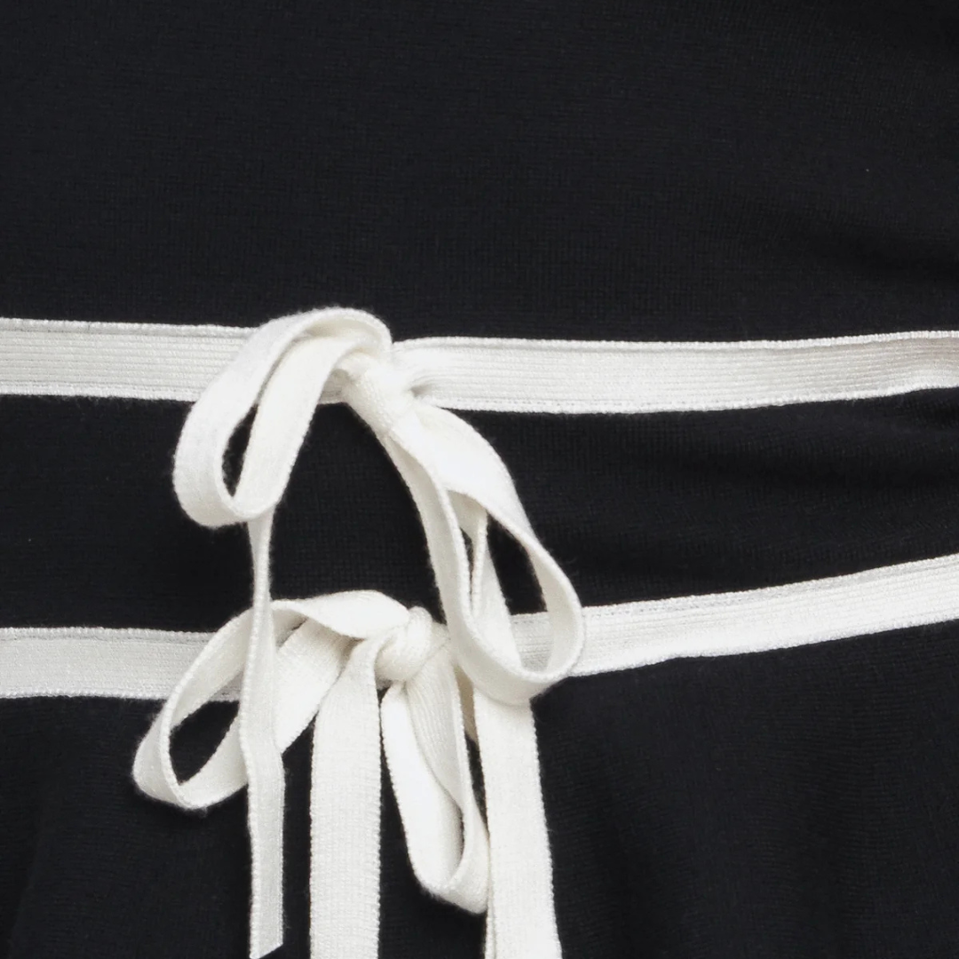 BLUSA NEGRA DE PUNTO CON LINEAS BLANCAS