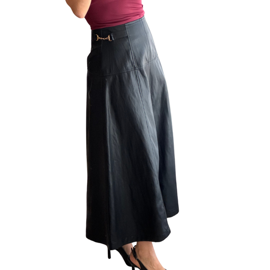 FALDA MIDI VINIPIEL NEGRA CON BROCHE DORADOS EN LOS COSTADOS