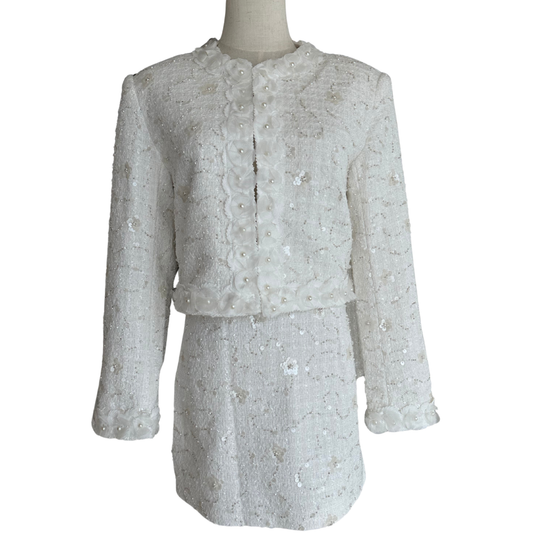 SET BLAZER Y FALDA BLANCO FLORAL CON BRILLOS Y PERLAS