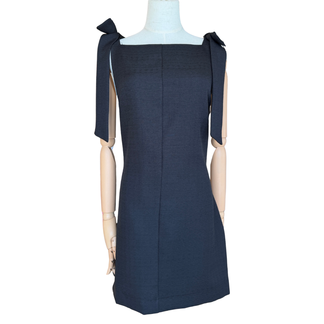 VESTIDO CORTO NEGRO CON MOÑOS EN HOMBRO