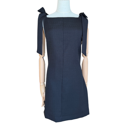 VESTIDO CORTO NEGRO CON MOÑOS EN HOMBRO