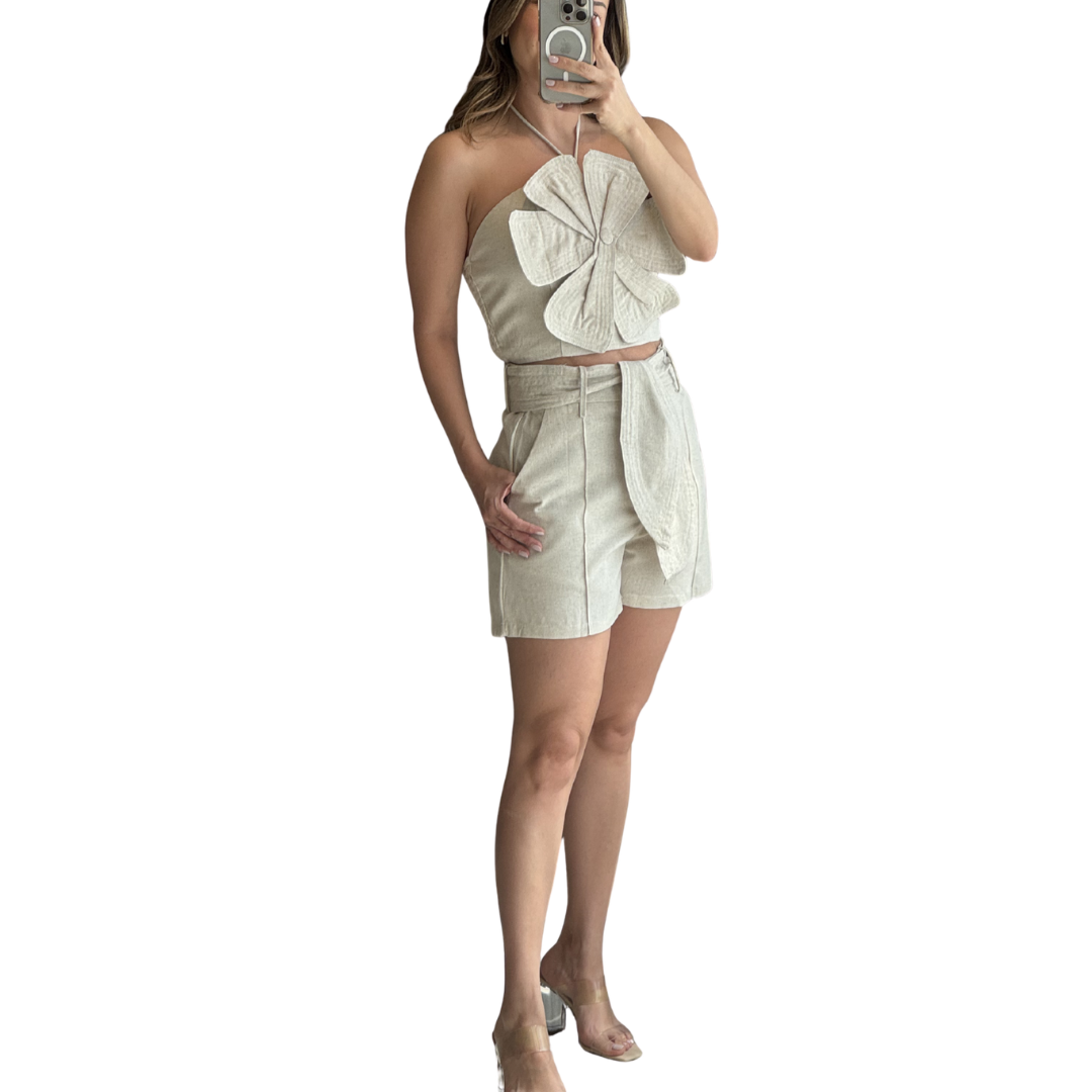 SET TOP Y SHORT TIPO LINO CON FLOR BEIGE