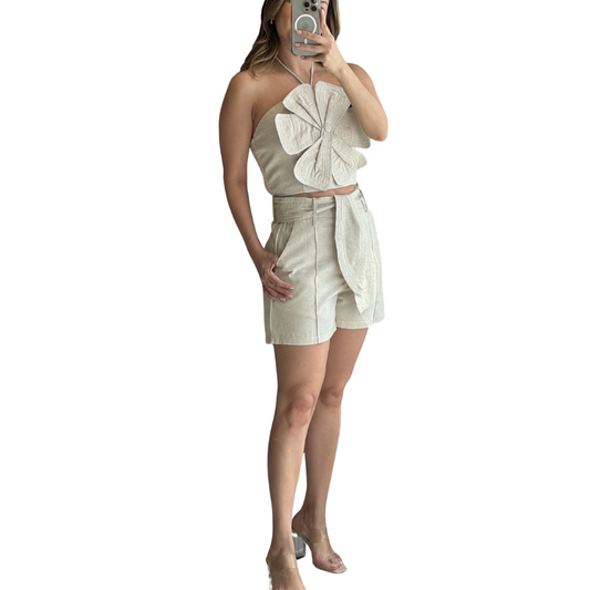 SET TOP Y SHORT TIPO LINO CON FLOR BEIGE
