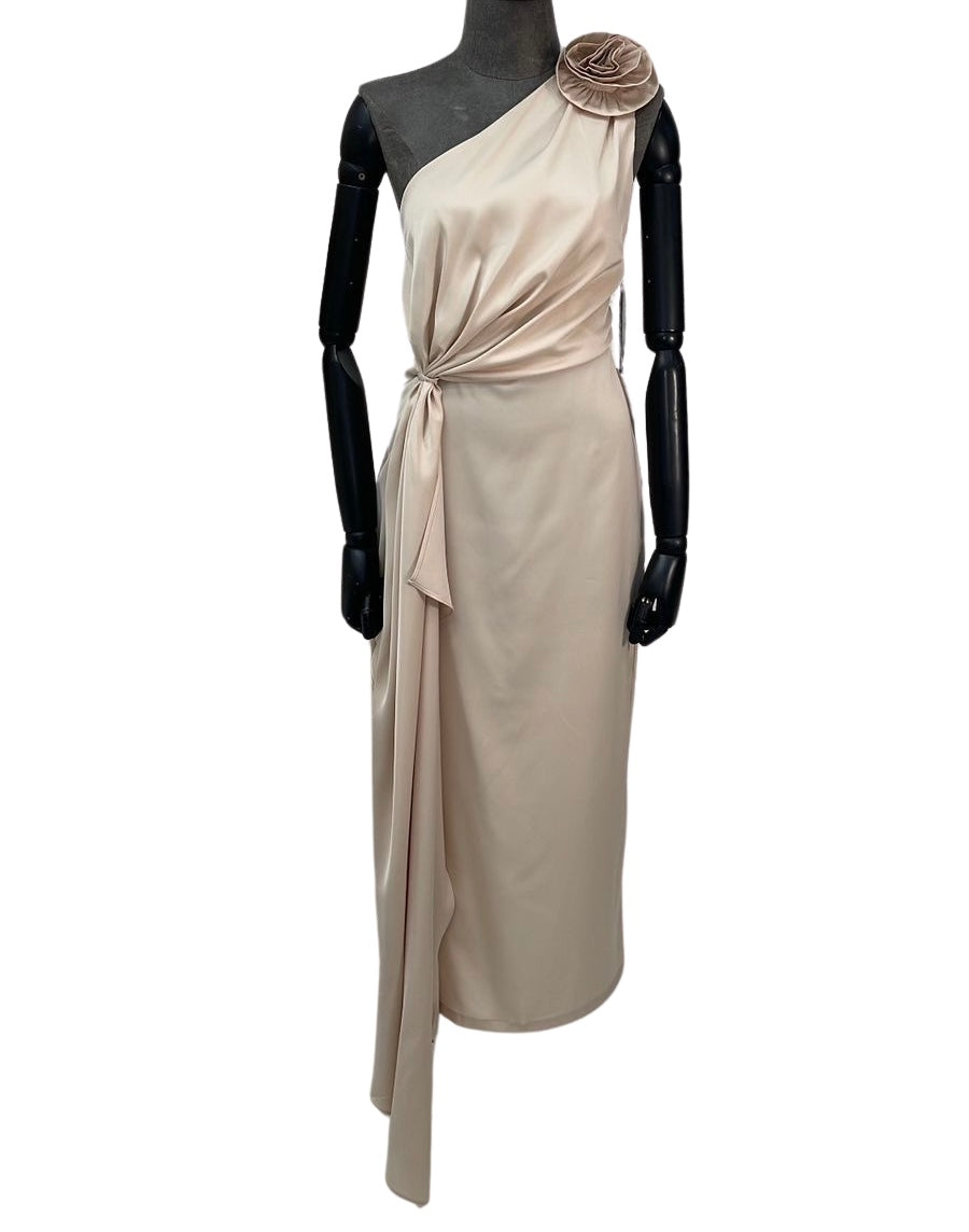 VESTIDI MIDI SATIN UN HOMBRO CON FLOR COLOR NUDE