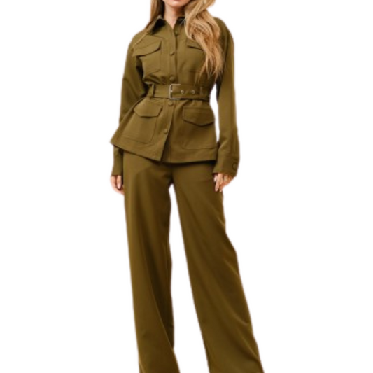 SET DE CHAQUETA CON PANTALÓN, BOTONES Y CINTO VERDE OLIVO