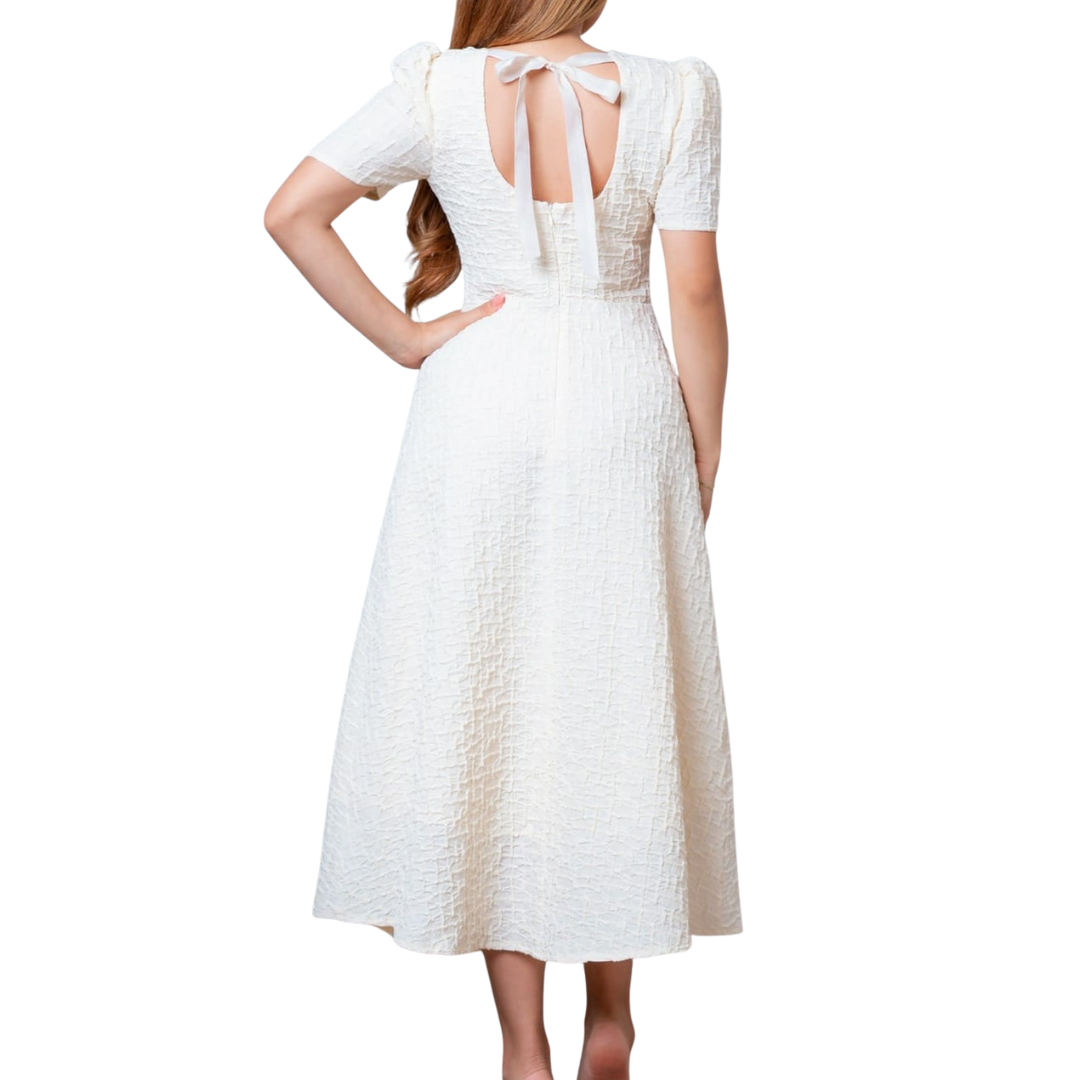 VESTIDO MIDI BEIGE CON MANGAS CUELLO CON PERLAS Y LISTÓN SIN ESPALDA