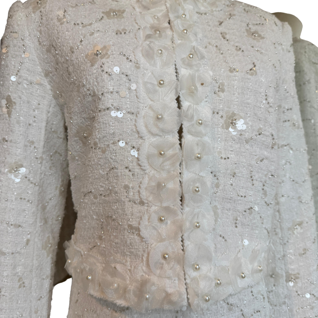 SET BLAZER Y FALDA BLANCO FLORAL CON BRILLOS Y PERLAS