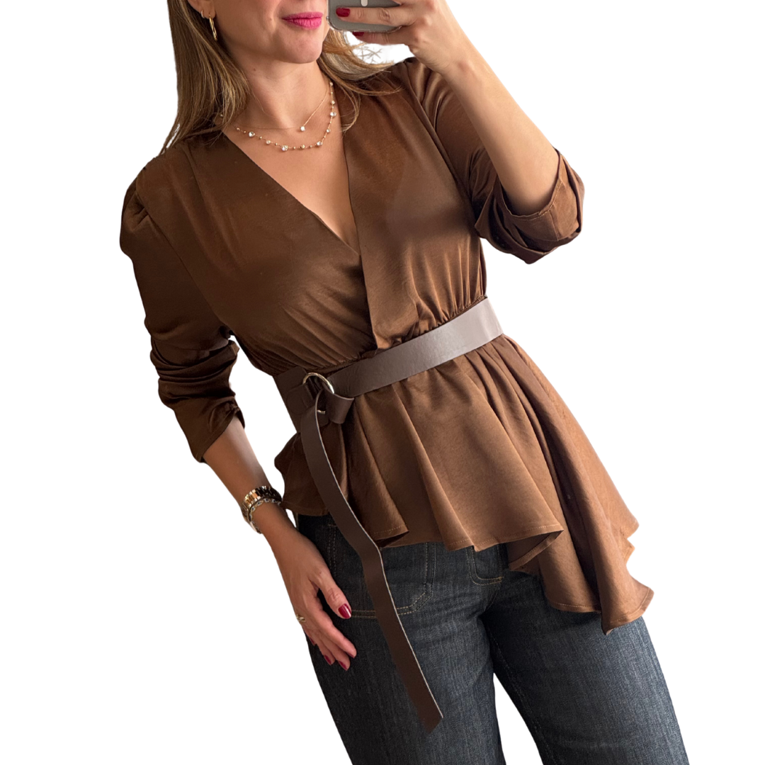 BLUSA CAFE MANGA LARGA ASIMETRICA CON CINTO