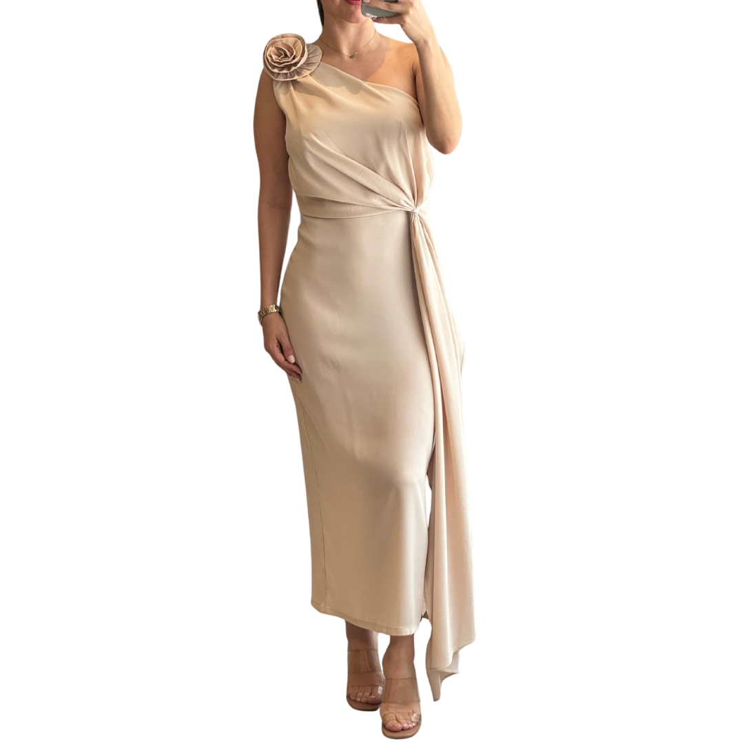 VESTIDI MIDI SATIN UN HOMBRO CON FLOR COLOR NUDE