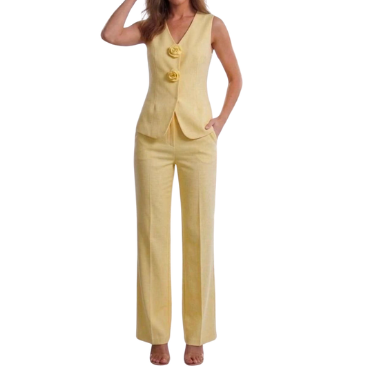 SET PANTALÓN Y CHALECO AMARILLO CON BROCHES DE FLOR