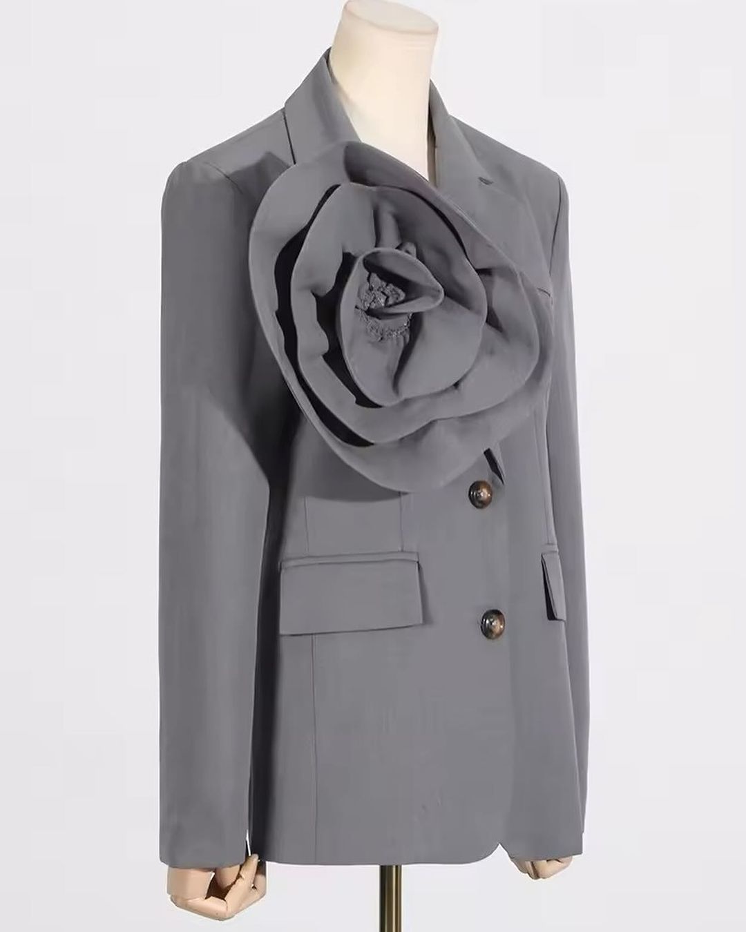 BLAZER GRIS BOTONES CAFÉS CON FLOR