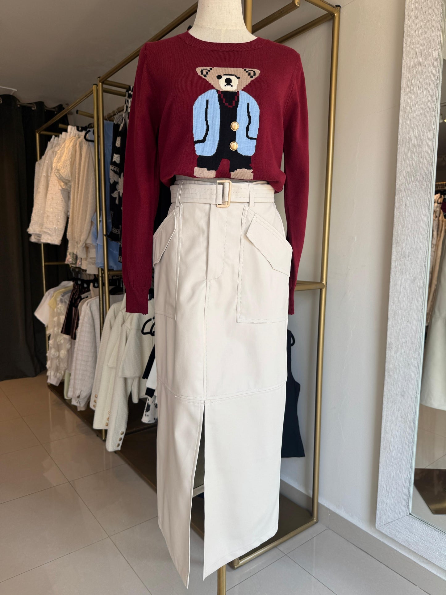 FALDA BEIGE DE CUERO CON CINTO CON BOLSAS