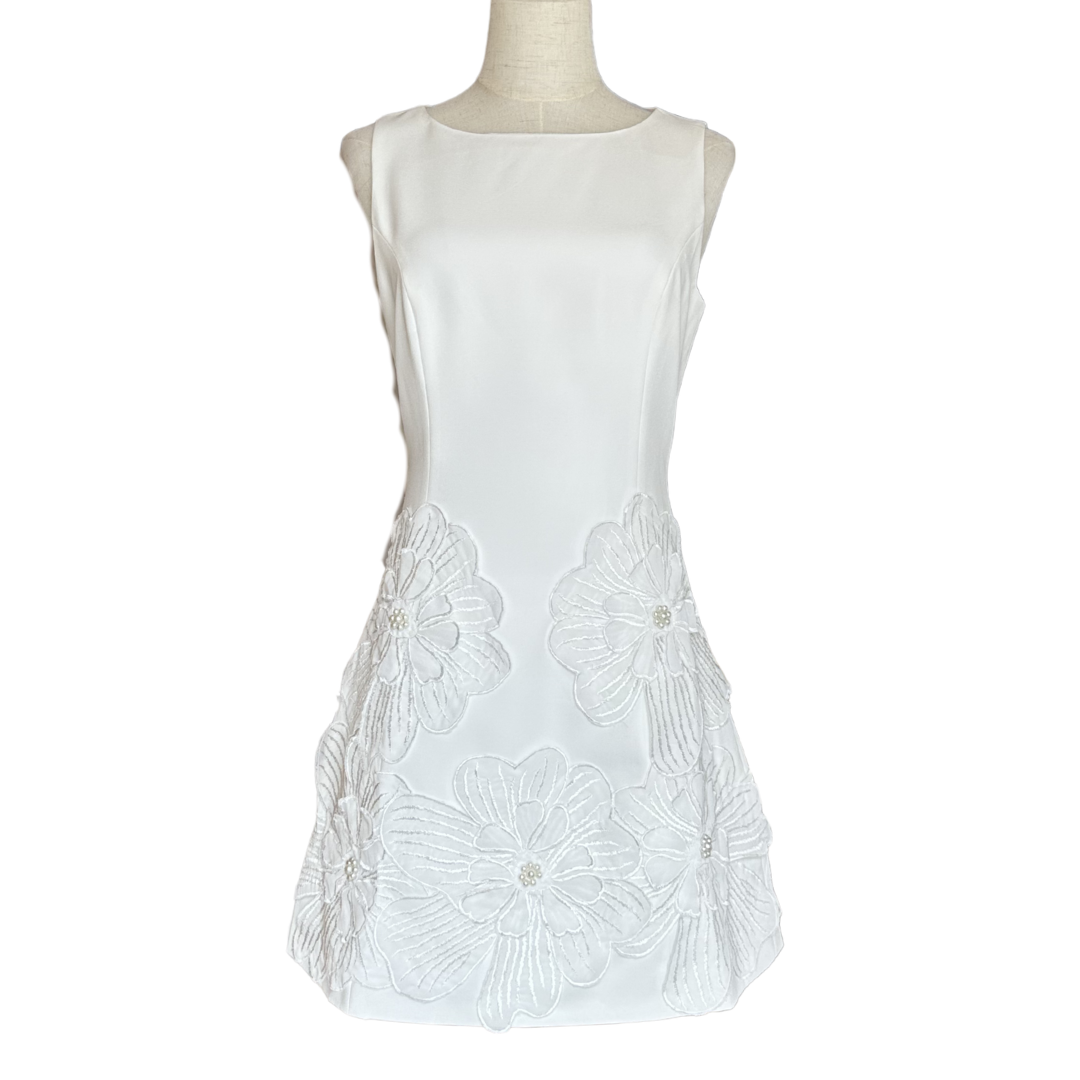 VESTIDO CORTO BLANCO CON APLICACIONES DE FLORES