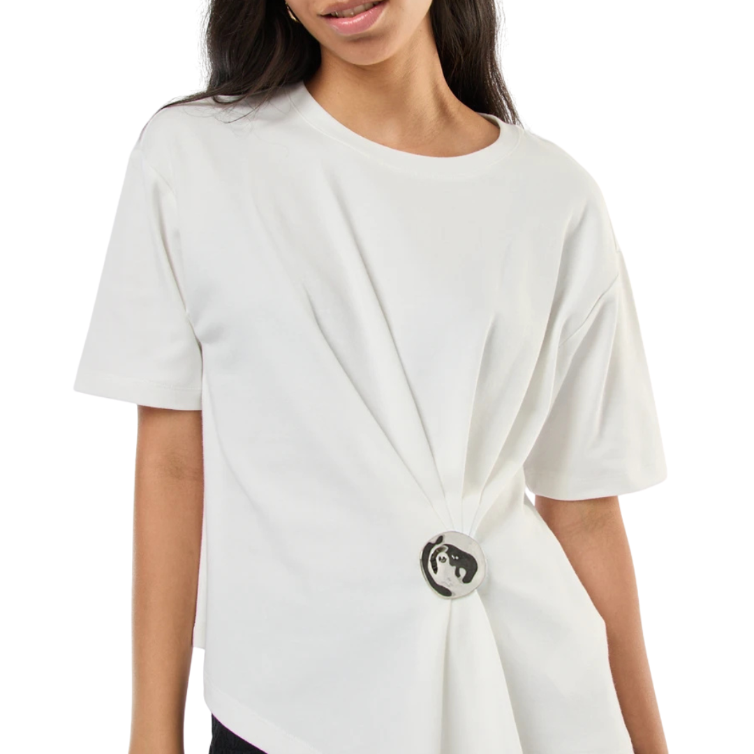 BLUSA CON MANGA BLANCA CON BOTON PLATEADO EN CINTURA