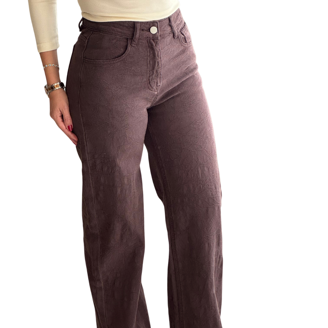 PANTALÓN DENIM CAFÉ BORDADO CON FLORES