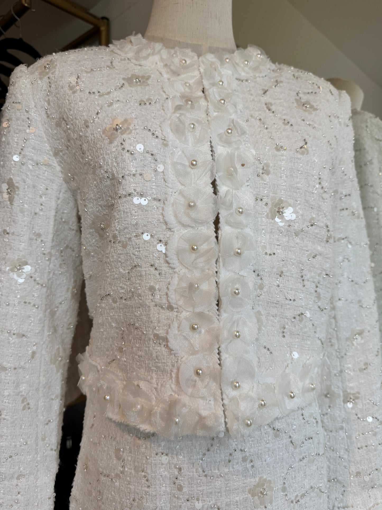 SET BLAZER Y FALDA BEIGE FLORAL CON BRILLOS Y PERLAS