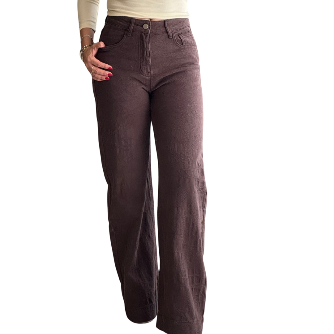 PANTALÓN DENIM CAFÉ BORDADO CON FLORES