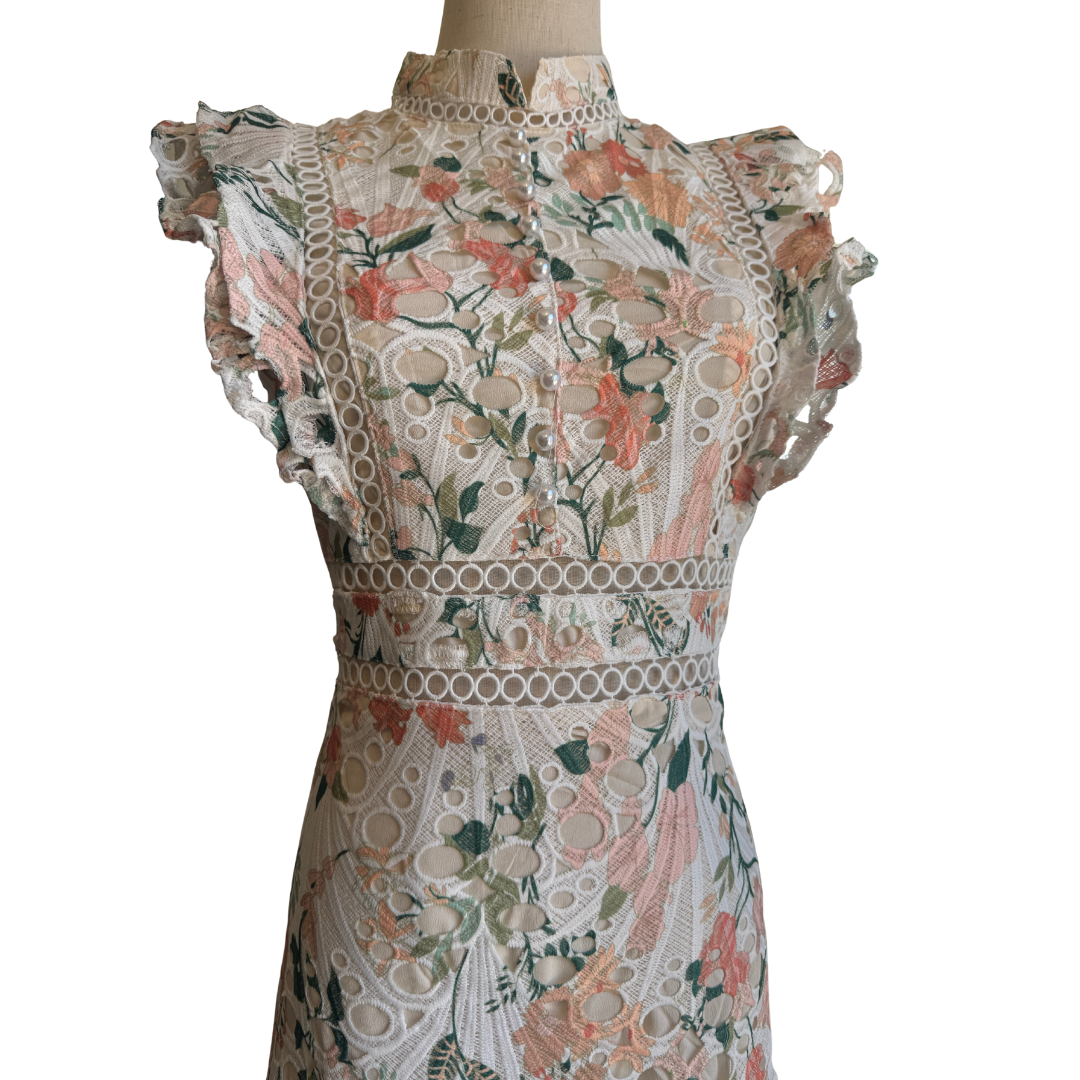 VESTIDO MIDI FLOREADO EN TONOS NARANJA Y VERDE CON PERLAS EN CUELLO