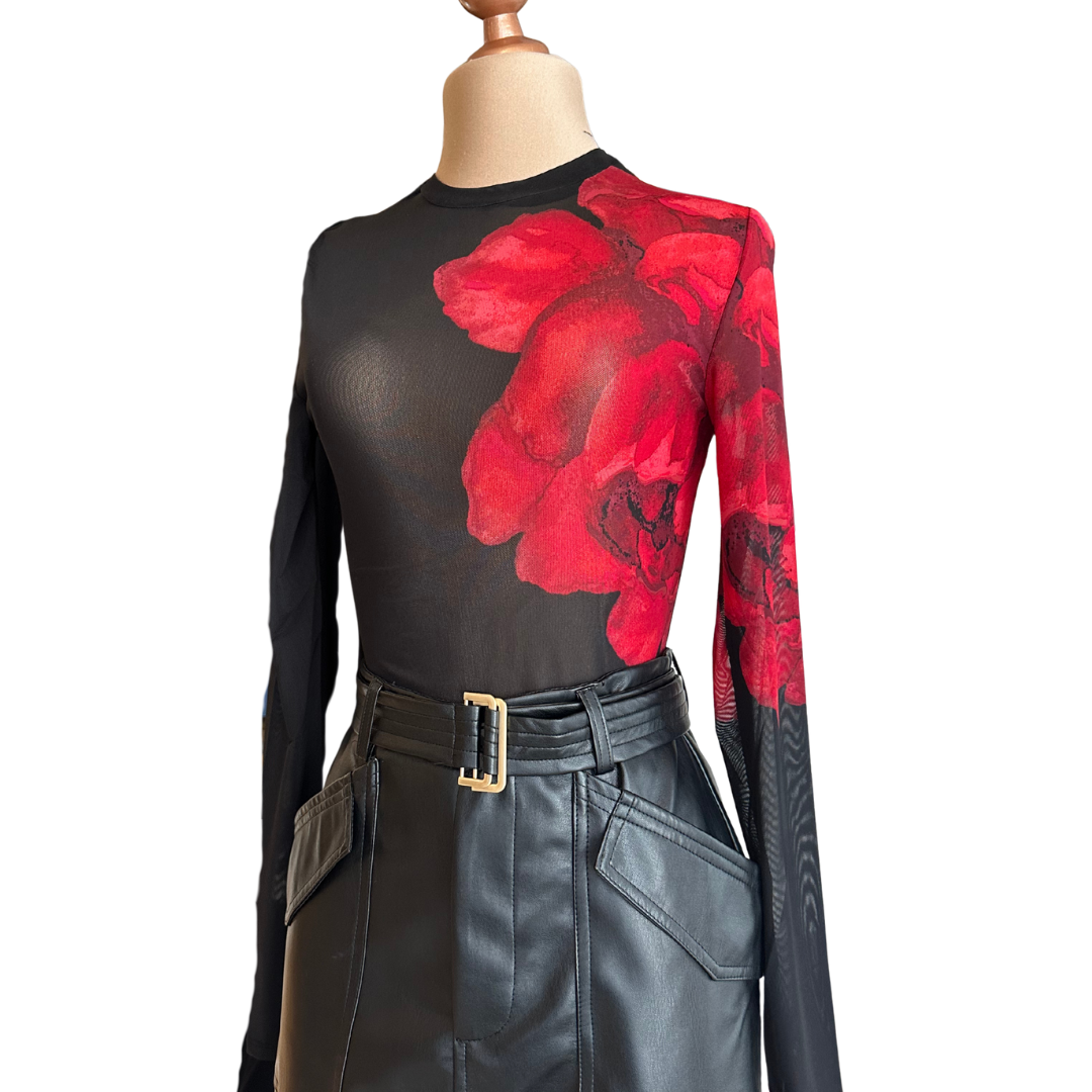 BLUSA MANGA LARGA CON FLOR ROJA DE MESH
