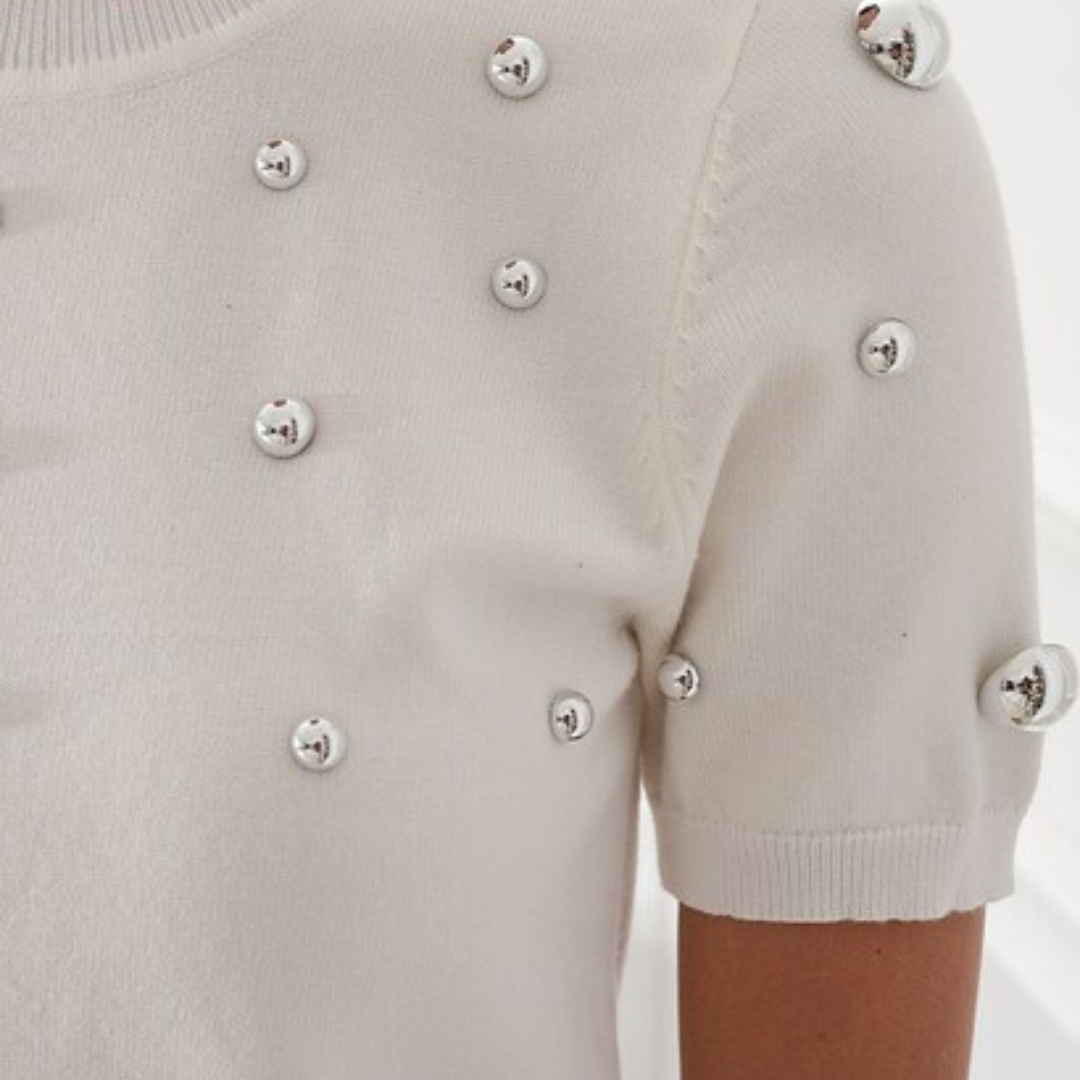 BLUSA BLANCA CON PERLAS PLATEADAS