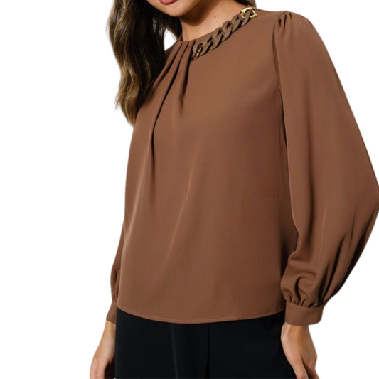 BLUSA CON CADENA MANGA LARGA CAFÉ