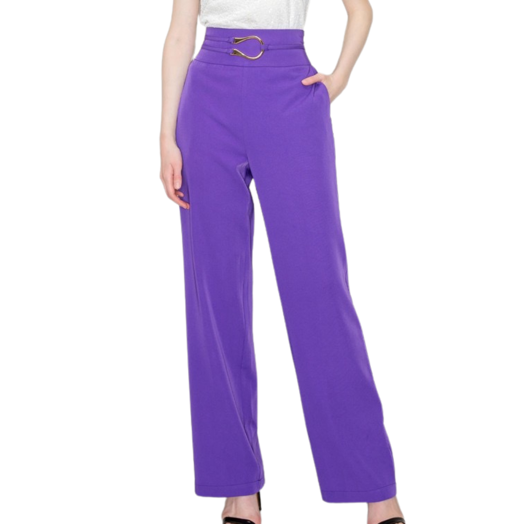 PANTALÓN MORADO CON HEBILLA DORADA