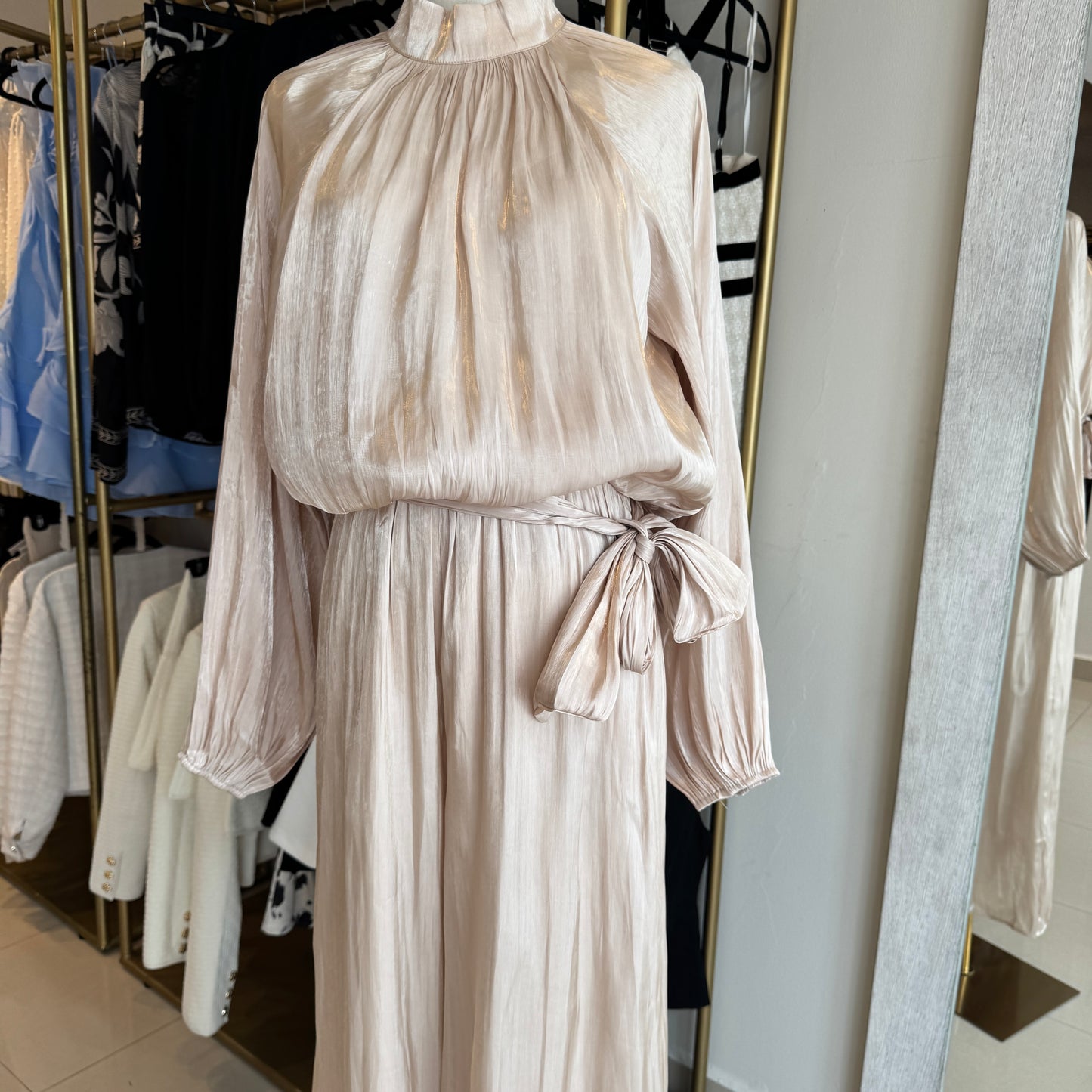 JUMPSUIT BEIGE SATINADO TURTLENECK Y MANGA LARGA