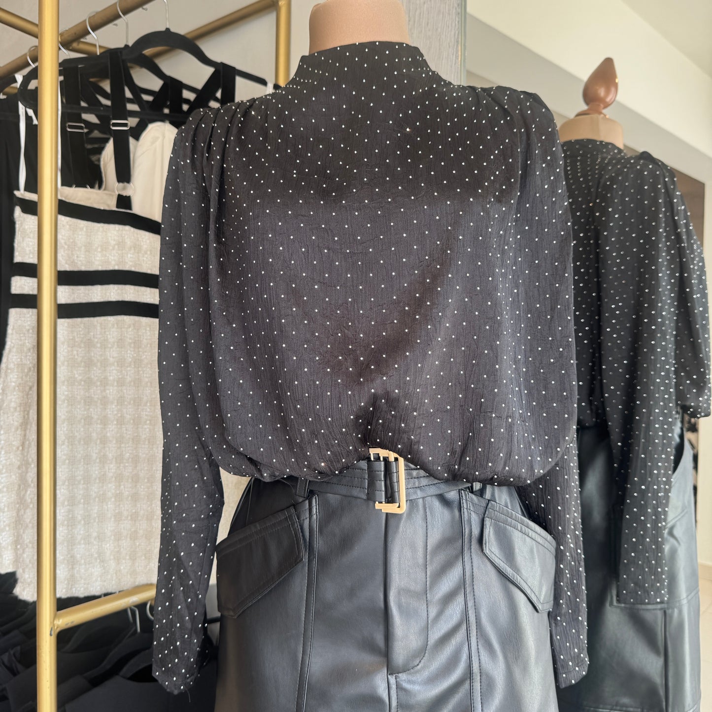 BLUSA MANGA LARGA CON BRILLOS NEGRA