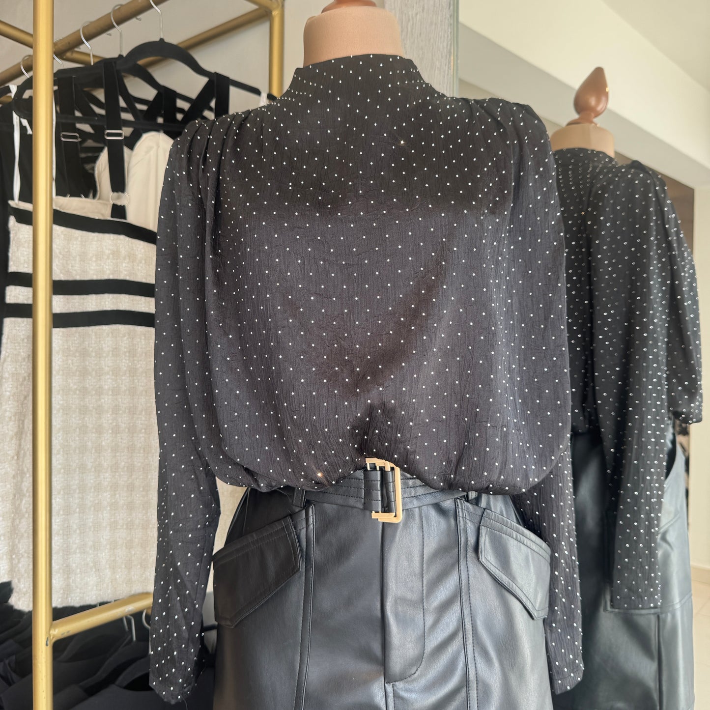 BLUSA MANGA LARGA CON BRILLOS NEGRA