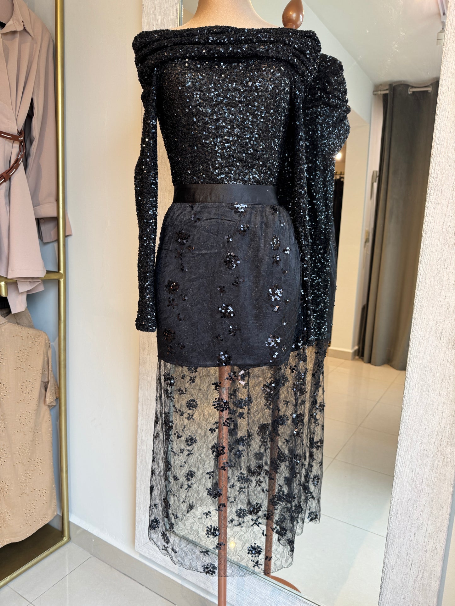 FALDA MIDI NEGRA CON TRANSPARENCIA DE TULL CONLENTEJUELAS