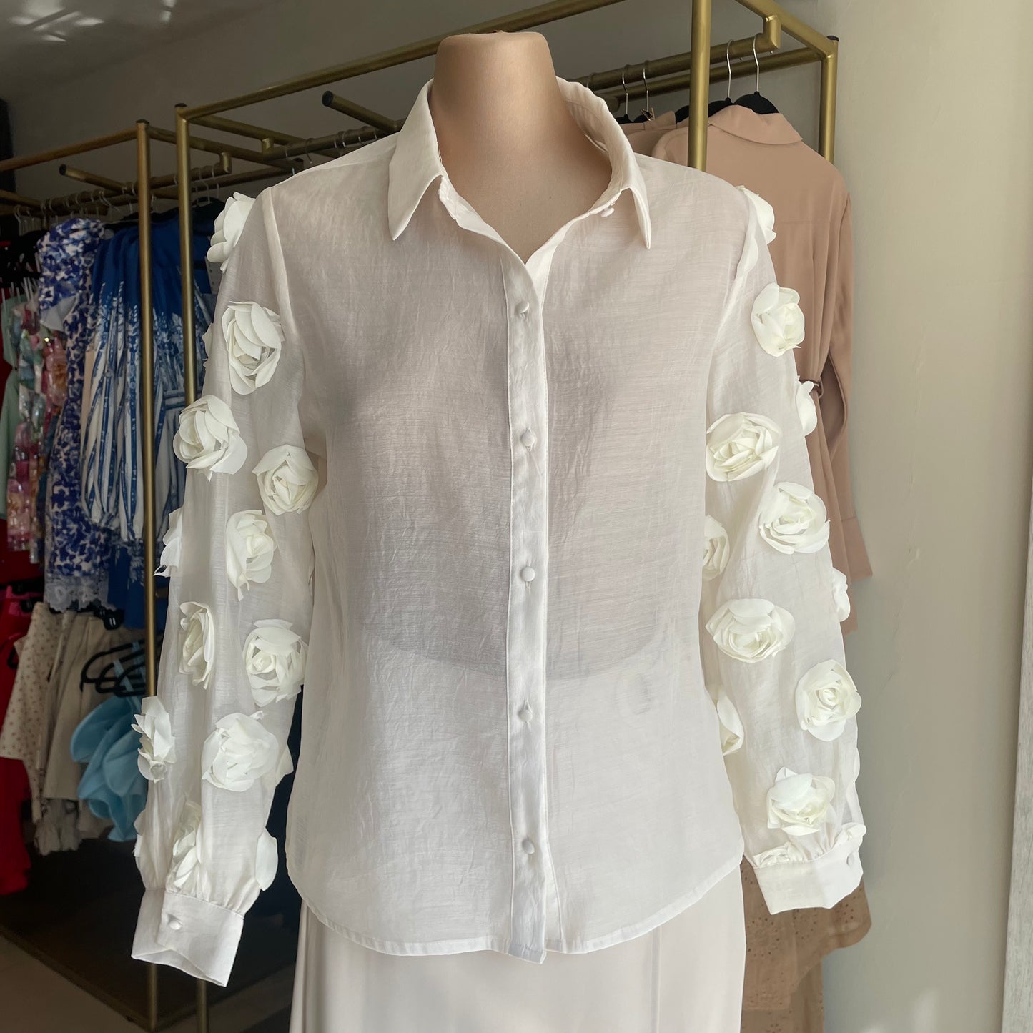 BLUSA TIPO CAMISA CON FLORES NUDE