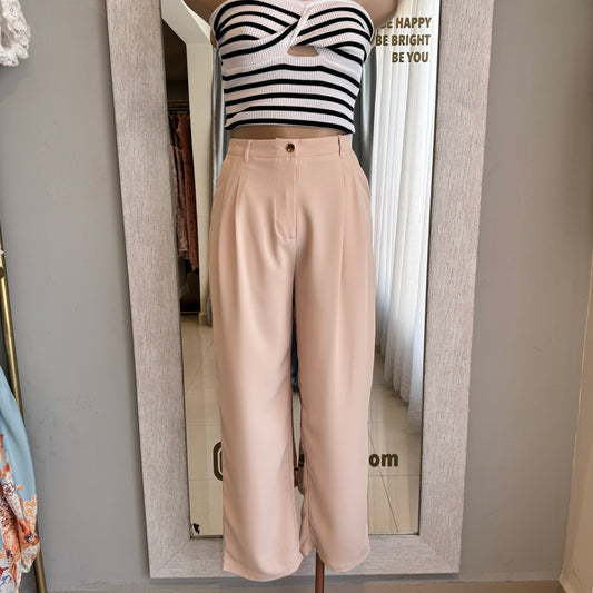 PANTALON BEIGE CON PINZAS BOTÓN DORADO