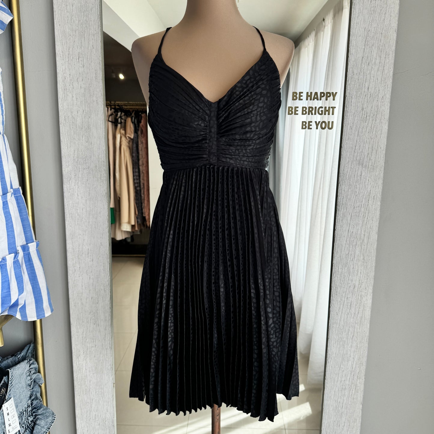 VESTIDO CORTO NEGRO PLIZADO ESPALDA DESCUBIERTA