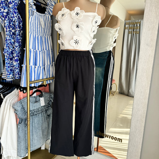 PANTALÓN NEGRO CON RAYAS BLANCAS Y CON MEZCLILLA ATRÁS